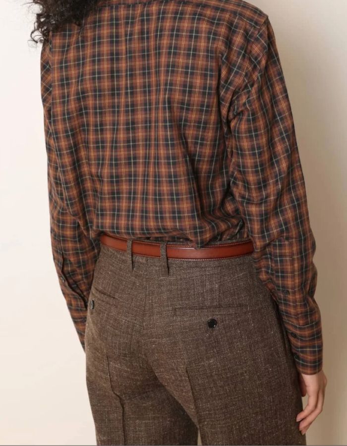 Dos de la Chemise droite à carreaux marron pour femme en coton, modèle Babille de la marque Laurence Bras. Présente des manches longues et une poche à rabat plaquée sur la poitrine.