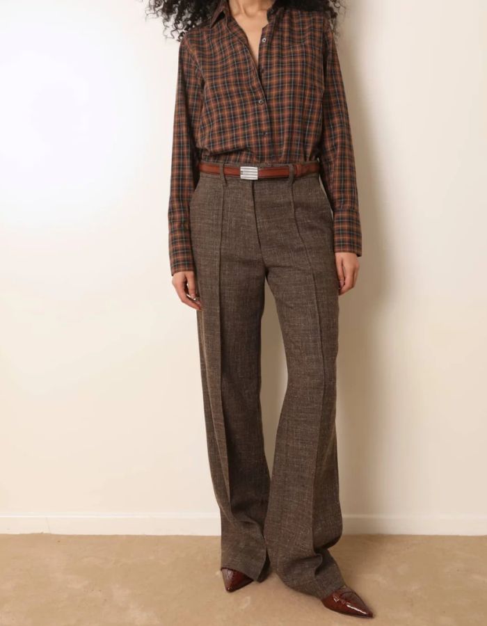 Vue de face de la Chemise droite à carreaux marron pour femme en coton, modèle Babille de la marque Laurence Bras. Présente des manches longues et une poche à rabat plaquée sur la poitrine.