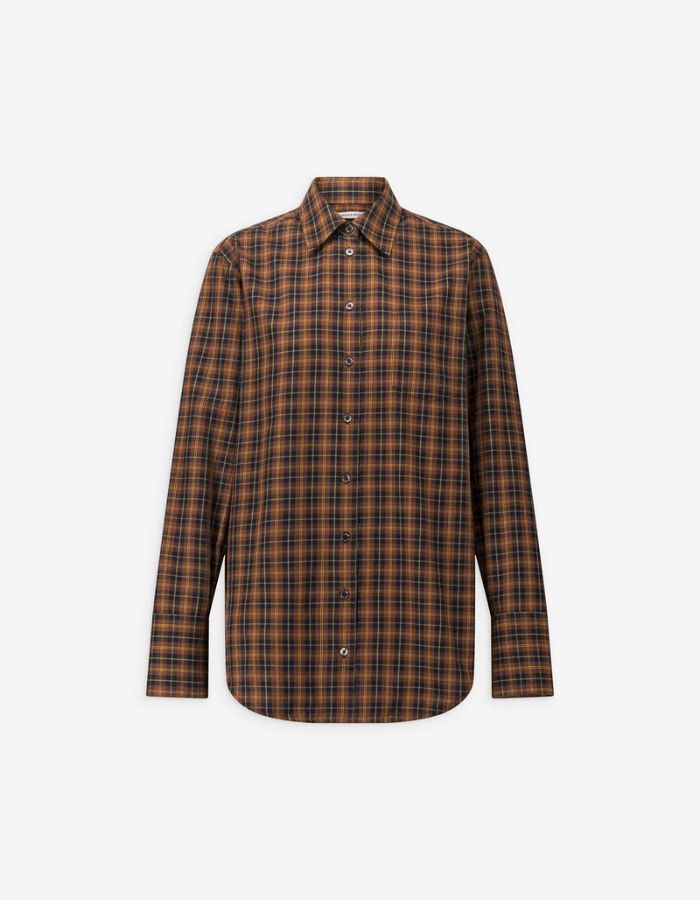 Chemise droite à carreaux marron pour femme en coton, modèle Babille de la marque Laurence Bras. Présente des manches longues et une poche à rabat plaquée sur la poitrine.