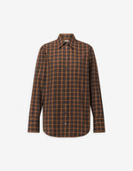 Chemise droite à carreaux marron pour femme en coton, modèle Babille de la marque Laurence Bras. Présente des manches longues et une poche à rabat plaquée sur la poitrine.