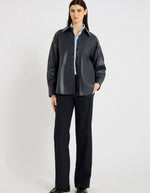 Silhouette avec la Chemise structurée pour femme en matière alternative gris graphite, modèle Ada de la marque Hana San. Présente des découpes milieu corps et manches, un col chemise et des boutons en corozo.