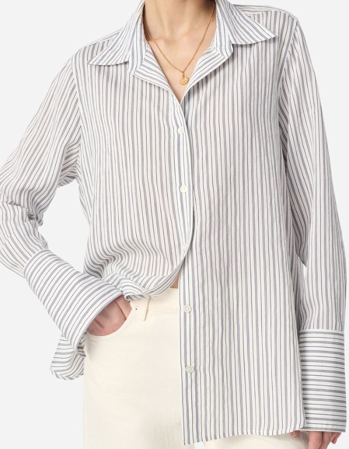 Chemise fluide Esti Marine Vanessa Bruno à rayures fines, col ouvert, manches longues et poignets boutonnés.
