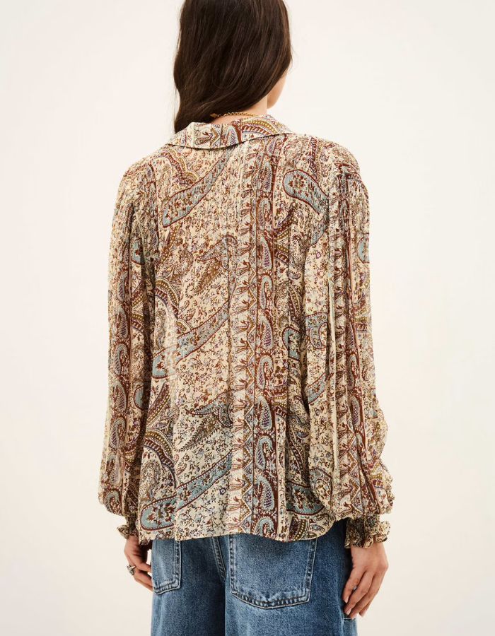 Dos de la Chemise fluide à manches longues pour femme de couleur bleue à motifs imprimés, modèle Cleo de la marque Ba&sh. Présente une coupe droite ample avec fermeture boutonnée, des smocks élastiques décoratifs aux épaules et aux poignets terminés par un petit volant froncé