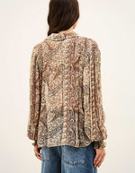 Dos de la Chemise fluide à manches longues pour femme de couleur bleue à motifs imprimés, modèle Cleo de la marque Ba&sh. Présente une coupe droite ample avec fermeture boutonnée, des smocks élastiques décoratifs aux épaules et aux poignets terminés par un petit volant froncé