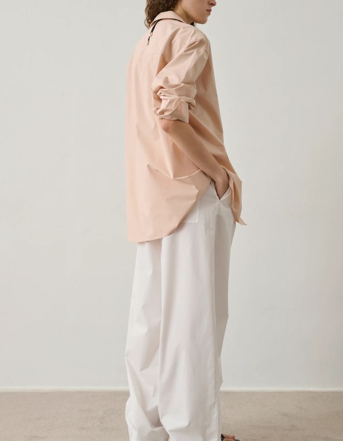 Chemise Itaque rose blush ample en popeline de coton biologique avec poche poitrine et bas liquette.
