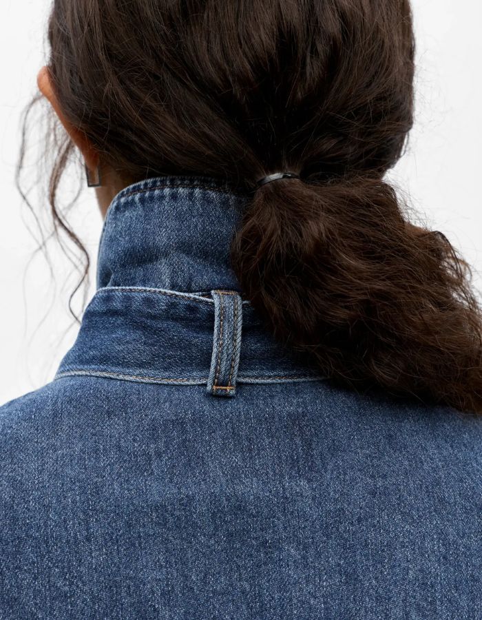 Dos du col de la Chemise en jean manches longues pour femme de couleur bleu moyen Medium Blue Denim, modèle Rosie de la marque Object. Confectionnée dans une toile de denim souple, elle présente un col chemise, une fermeture boutonnée, une poche plaquée sur la poitrine et un détail de nœud en tissu délicat.