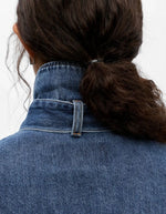Dos du col de la Chemise en jean manches longues pour femme de couleur bleu moyen Medium Blue Denim, modèle Rosie de la marque Object. Confectionnée dans une toile de denim souple, elle présente un col chemise, une fermeture boutonnée, une poche plaquée sur la poitrine et un détail de nœud en tissu délicat.