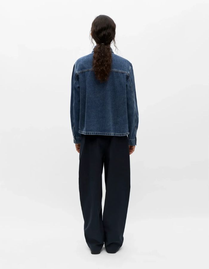 Dos de la Chemise en jean manches longues pour femme de couleur bleu moyen Medium Blue Denim, modèle Rosie de la marque Object. Confectionnée dans une toile de denim souple, elle présente un col chemise, une fermeture boutonnée, une poche plaquée sur la poitrine et un détail de nœud en tissu délicat.