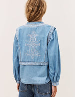 Chemise Laura en denim clair avec effet trompe-l'œil gilet et broderies blanches géométriques au dos.