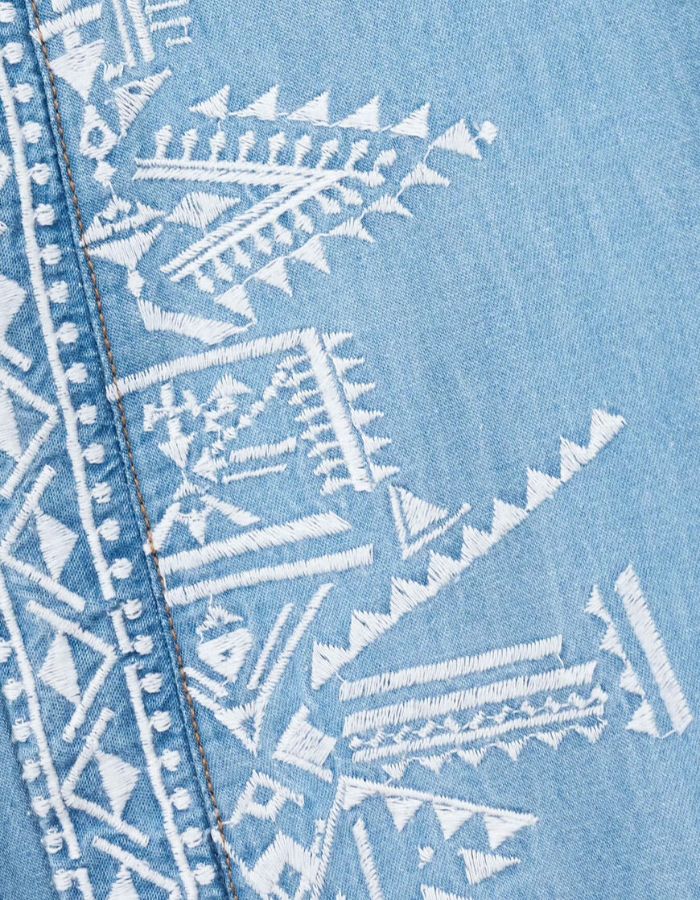Chemise Laura Lightusedblue en chambray effet denim avec broderies géométriques blanches.