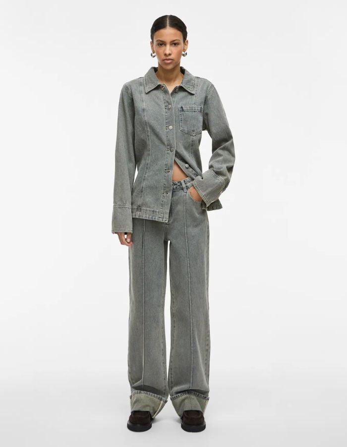 Mannequin portant une chemise en denim bleu clair Vivian et un jean assorti.