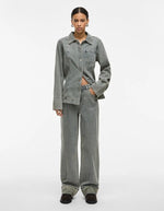 Mannequin portant une chemise en denim bleu clair Vivian et un jean assorti.