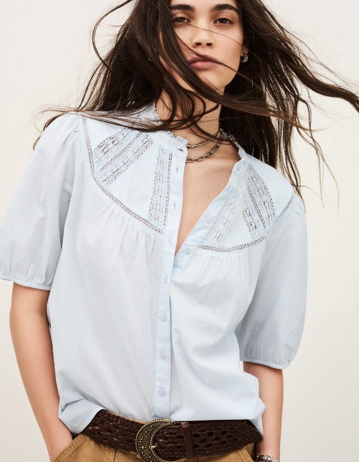 Chemise Nella bleu ciel en voile de coton biologique, manches courtes, col rond et incrustations de dentelle.