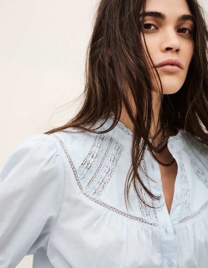 Chemise Nella Bleu Ciel en voile de coton biologique avec incrustations de dentelle et col rond.