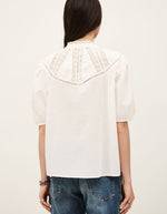 Chemise Nella Ecru en voile de coton biologique avec incrustations de dentelle et petit volant.