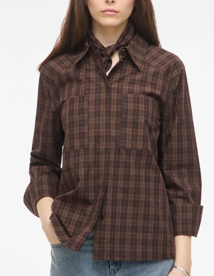 Col de la Chemise à manches longues pour femme de couleur marron foncé à motif végétal délicat Seal Brown Fields Of Rye, modèle Rona de la marque Rouge Edit. Présente une coupe droite fluide esprit oversize, un col chemise, une fermeture boutonnée et deux poches plaquées sur la poitrine.