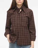 Col de la Chemise à manches longues pour femme de couleur marron foncé à motif végétal délicat Seal Brown Fields Of Rye, modèle Rona de la marque Rouge Edit. Présente une coupe droite fluide esprit oversize, un col chemise, une fermeture boutonnée et deux poches plaquées sur la poitrine.