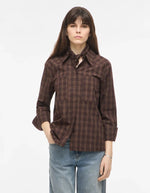 Vue de face de la Chemise à manches longues pour femme de couleur marron foncé à motif végétal délicat Seal Brown Fields Of Rye, modèle Rona de la marque Rouge Edit. Présente une coupe droite fluide esprit oversize, un col chemise, une fermeture boutonnée et deux poches plaquées sur la poitrine.