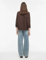 Silhouette de dos avec la Chemise à manches longues pour femme de couleur marron foncé à motif végétal délicat Seal Brown Fields Of Rye, modèle Rona de la marque Rouge Edit. Présente une coupe droite fluide esprit oversize, un col chemise, une fermeture boutonnée et deux poches plaquées sur la poitrine.