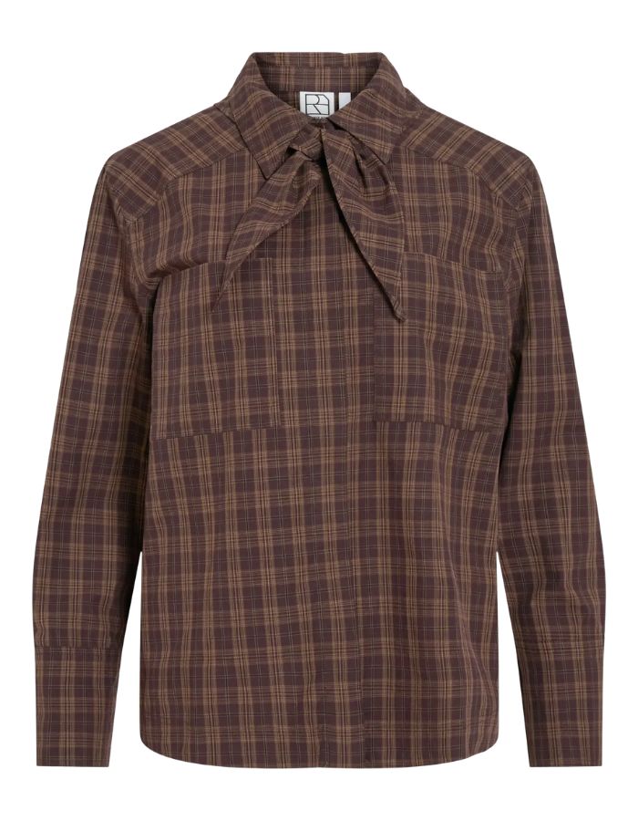 Chemise à manches longues pour femme de couleur marron foncé à motif végétal délicat Seal Brown Fields Of Rye, modèle Rona de la marque Rouge Edit. Présente une coupe droite fluide esprit oversize, un col chemise, une fermeture boutonnée et deux poches plaquées sur la poitrine.
