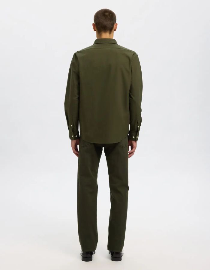 Vue de dos de la Chemise en tissu Oxford robuste de couleur kaki pour homme, modèle Cole-Rick de la marque Selected. Présente une coupe droite, des manches longues, une poche sur la poitrine et un col classique boutonné.