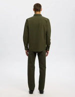 Vue de dos de la Chemise en tissu Oxford robuste de couleur kaki pour homme, modèle Cole-Rick de la marque Selected. Présente une coupe droite, des manches longues, une poche sur la poitrine et un col classique boutonné.