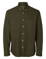 Chemise en tissu Oxford robuste de couleur kaki pour homme, modèle Cole-Rick de la marque Selected. Présente une coupe droite, des manches longues, une poche sur la poitrine et un col classique boutonné.