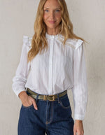 Chemise Patricia Blanco à volants et dentelle – La Comet
