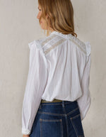 Chemise Patricia Blanco à volants et dentelle – La Comet
