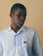 Col de la Chemise ample pour homme en popeline de coton à motifs patchwork, modèle Breteuil Patchwork de la marque Maison Labiche. Présente une coupe droite large avec col chemise, boutons gravés et une broderie discrète à l'arrière du col.