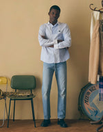 Silhouette de face avec la Chemise ample pour homme en popeline de coton à motifs patchwork, modèle Breteuil Patchwork de la marque Maison Labiche. Présente une coupe droite large avec col chemise, boutons gravés et une broderie discrète à l'arrière du col.