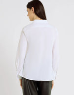 Dos de la Chemise évasée pour femme en popeline de coton stretch blanc optique, modèle Dorothea de la marque Hana San. Présente une coupe patineuse, une découpe au dos et des poignets plissés avec boutons en nacre.
