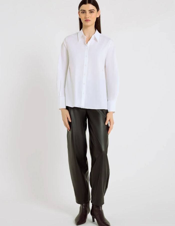 Silhouette avec la Chemise évasée pour femme en popeline de coton stretch blanc optique, modèle Dorothea de la marque Hana San. Présente une coupe patineuse, une découpe au dos et des poignets plissés avec boutons en nacre.