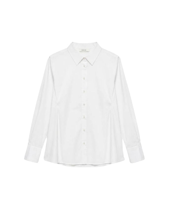 Chemise évasée pour femme en popeline de coton stretch blanc optique, modèle Dorothea de la marque Hana San. Présente une coupe patineuse, une découpe au dos et des poignets plissés avec boutons en nacre.