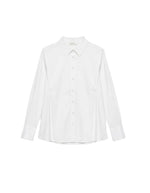 Chemise évasée pour femme en popeline de coton stretch blanc optique, modèle Dorothea de la marque Hana San. Présente une coupe patineuse, une découpe au dos et des poignets plissés avec boutons en nacre.