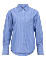 Chemise à manches longues pour femme modèle Zila de la marque Object. Tissu tissé fluide à rayures verticales bleu Clématite et blanc, dotée d'un col classique, d'une fermeture boutonnée et d'une poche plaquée sur la poitrine.