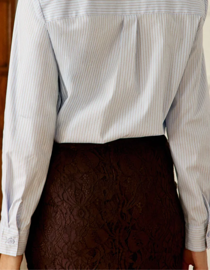 Dos de la Chemise rayée écru et bleu pour femme avec col et poignets contrastés camel, poche poitrine brodée du monogramme, modèle Carli de la marque La Petite Étoile