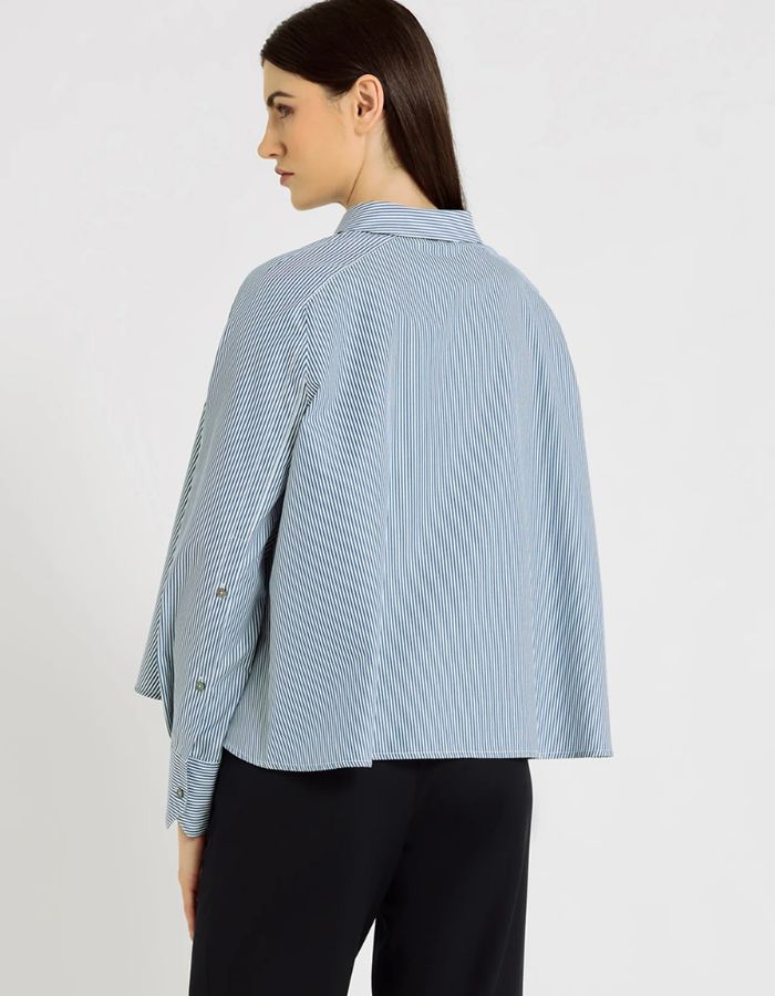 Dos de la Chemise évasée à rayures bleu indigo pour femme, modèle Grace de la marque Hana San. Présente une patte de boutonnage cachée, une emmanchure marteau et de longues pattes poignets boutonnées.