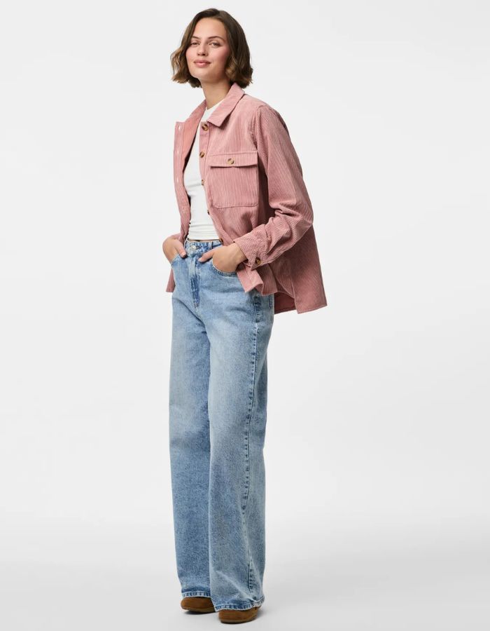 Vue de profil de la Chemise ample pour femme en velours côtelé à manches longues, modèle Effi de la marque Pieces. Tissu corduroy de couleur vieux rose Ash Rose, avec poches de poitrine boutonnées, boutons apparents et poignets élastiqués.