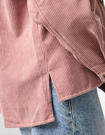 Détail de la Chemise ample pour femme en velours côtelé à manches longues, modèle Effi de la marque Pieces. Tissu corduroy de couleur vieux rose Ash Rose, avec poches de poitrine boutonnées, boutons apparents et poignets élastiqués.