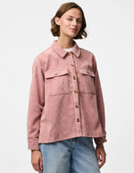 Vue de face de la Chemise ample pour femme en velours côtelé à manches longues, modèle Effi de la marque Pieces. Tissu corduroy de couleur vieux rose Ash Rose, avec poches de poitrine boutonnées, boutons apparents et poignets élastiqués.