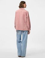 Silhouette de dos avec la Chemise ample pour femme en velours côtelé à manches longues, modèle Effi de la marque Pieces. Tissu corduroy de couleur vieux rose Ash Rose, avec poches de poitrine boutonnées, boutons apparents et poignets élastiqués.