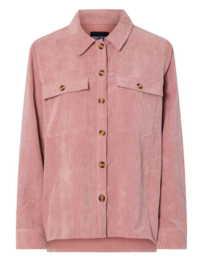 Chemise ample pour femme en velours côtelé à manches longues, modèle Effi de la marque Pieces. Tissu corduroy de couleur vieux rose Ash Rose, avec poches de poitrine boutonnées, boutons apparents et poignets élastiqués.
