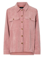 Chemise ample pour femme en velours côtelé à manches longues, modèle Effi de la marque Pieces. Tissu corduroy de couleur vieux rose Ash Rose, avec poches de poitrine boutonnées, boutons apparents et poignets élastiqués.