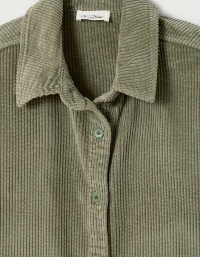 Col de la Chemise ample pour homme en velours côtelé couleur argile terre cuite délavée avec col classique et manches longues, modèle Padow couleur Argile Vintage de la marque American Vintage.
