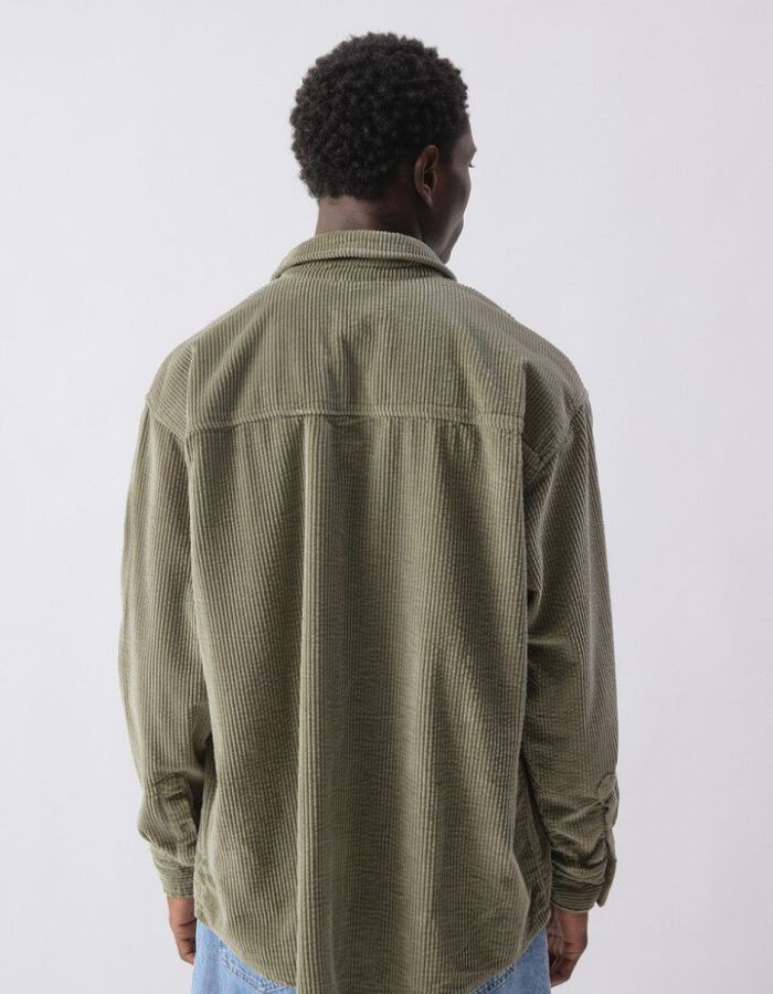Dos de la Chemise ample pour homme en velours côtelé couleur argile terre cuite délavée avec col classique et manches longues, modèle Padow couleur Argile Vintage de la marque American Vintage.