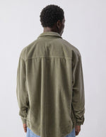 Dos de la Chemise ample pour homme en velours côtelé couleur argile terre cuite délavée avec col classique et manches longues, modèle Padow couleur Argile Vintage de la marque American Vintage.