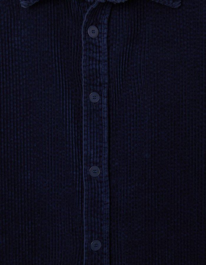 Boutons de la Chemise ample pour homme en velours côtelé bleu marine délavé avec col classique et manches longues, modèle Padow couleur Navy Vintage de la marque American Vintage.