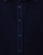 Boutons de la Chemise ample pour homme en velours côtelé bleu marine délavé avec col classique et manches longues, modèle Padow couleur Navy Vintage de la marque American Vintage.