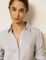 Col de la Chemise ajustée pour femme en viscose et laine bleu avec col classique et poignets boutonnés, modèle Coraz Chemise couleur Bleu de la marque Hartford.